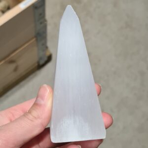 Obelisk / torn i Vit Selenit