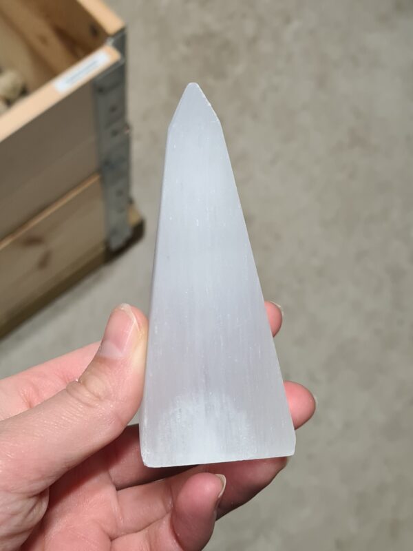 Obelisk / torn i Vit Selenit
