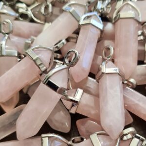 Silverpläterat hänge med Rosenkvartsspets